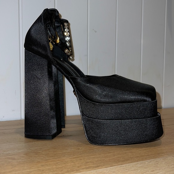 V inspired platform heels - Picture 2 of 5